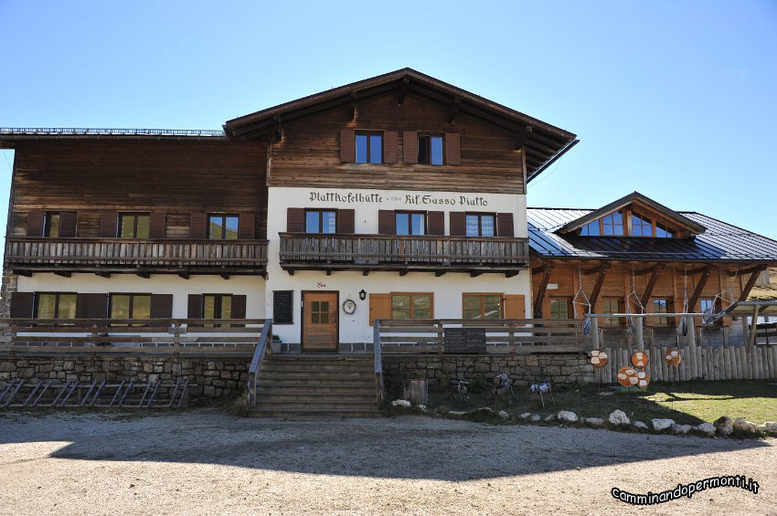 102 Rifugio Sasso Piatto.JPG